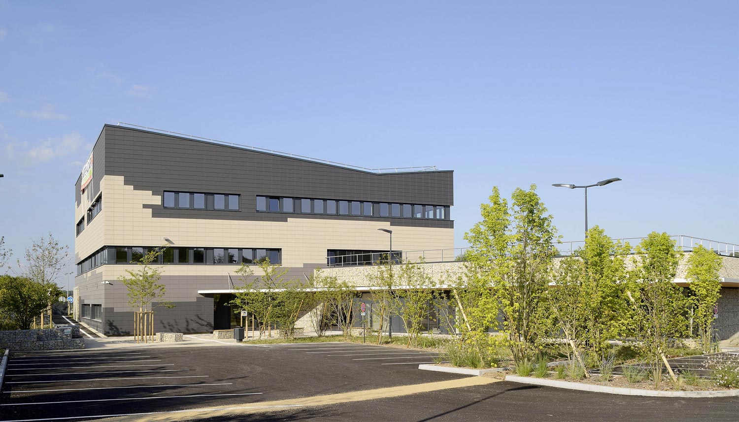 ecopole-besançon-sedia Vue extérieure prise du parking du bâtiment Ecopole situé à Besançon