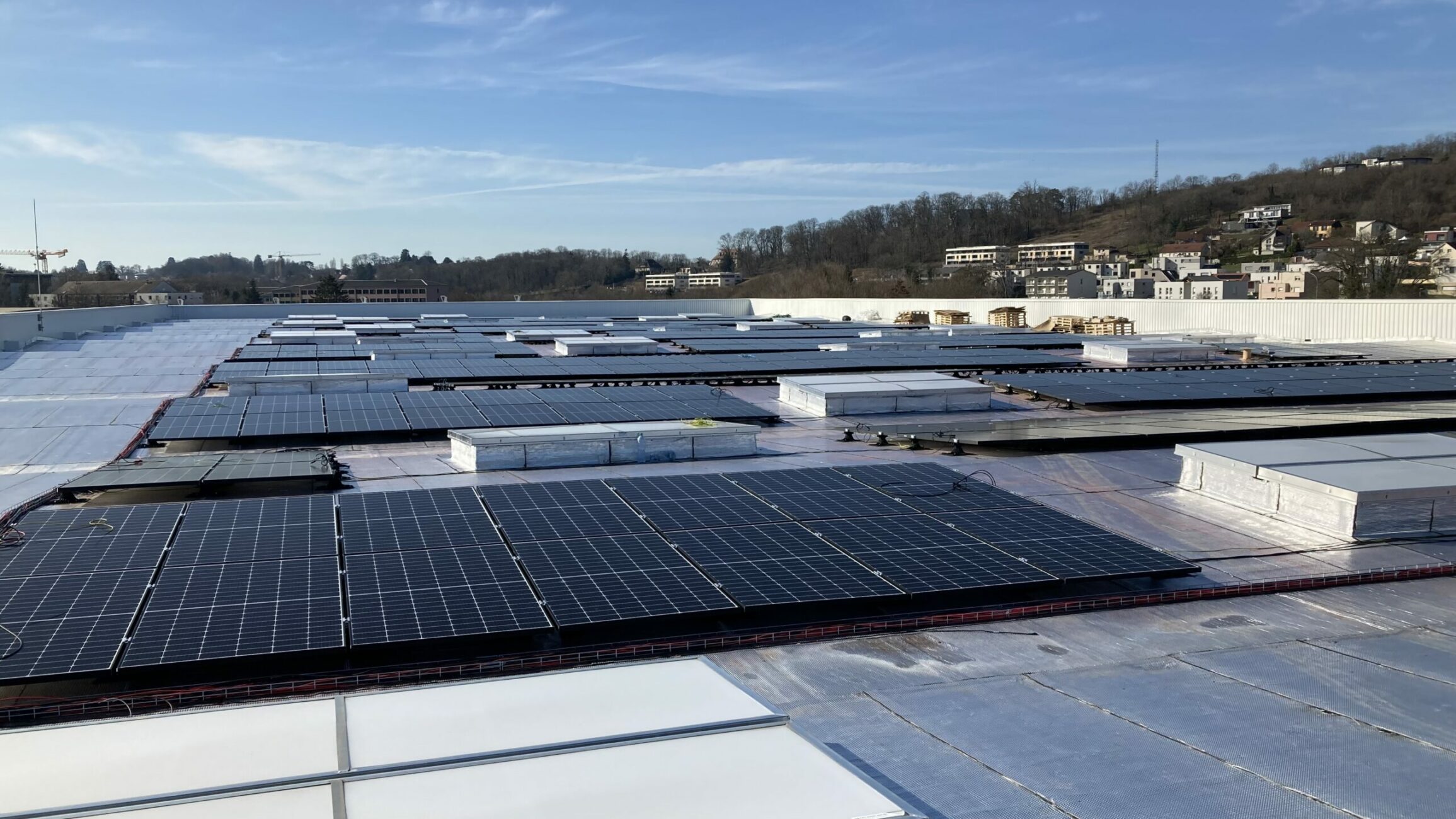 antolin-toit-2 Panneaux photovoltaïques situés en toiture de l'usine Antolin - Besançon