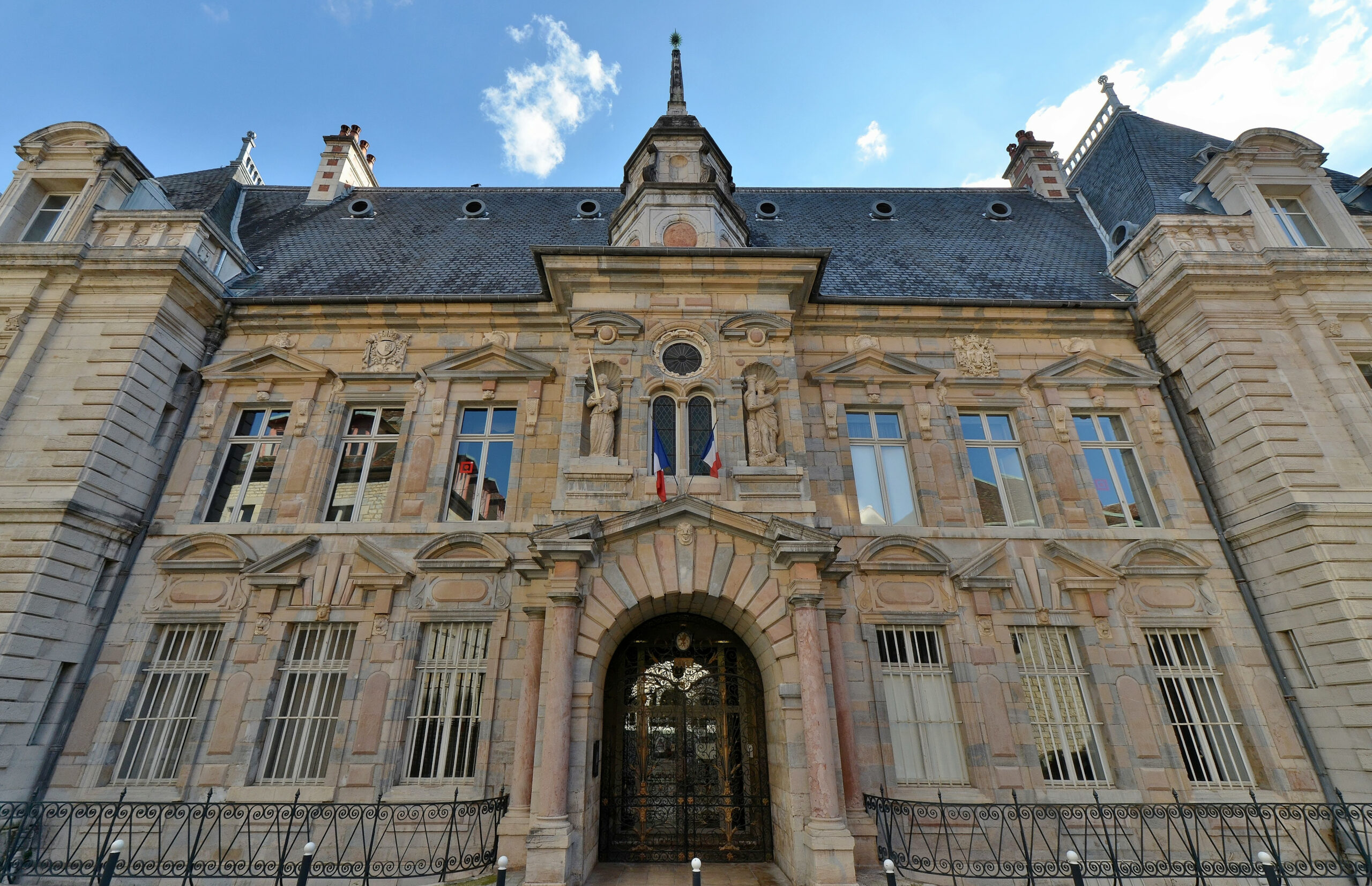Besançon (Doubs) - Palais de justice Besançon (Doubs) - Palais de justice
https://fr.wikipedia.org/wiki/Palais_de_justice_de_Besan%C3%A7on